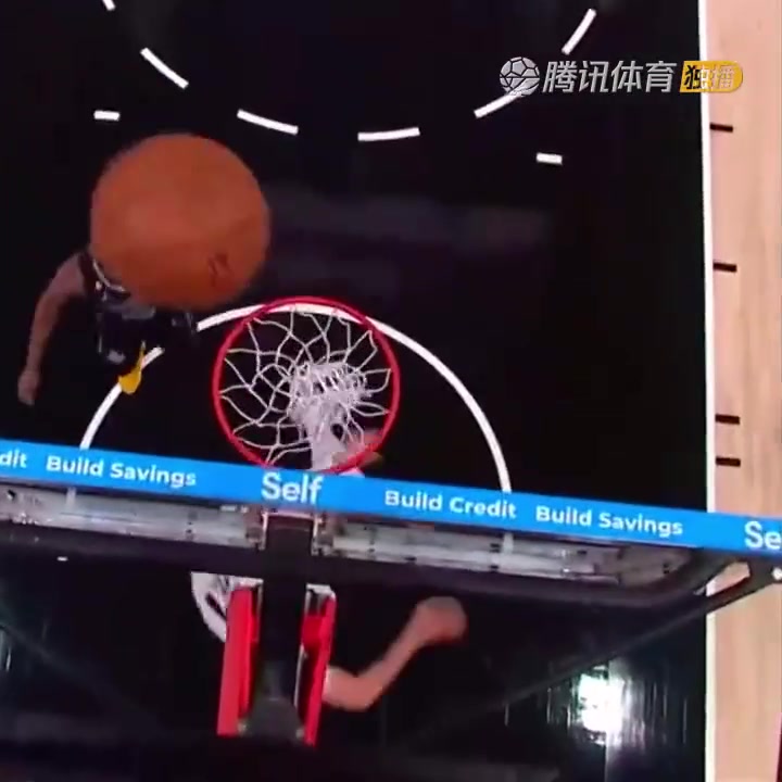 罕見一幕！努爾基奇拋投 球神奇停在籃板上沿 看呆凱爾登?。ㄅ瑺柣婕\）